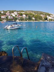 Les pieds dans l'eau turquoise de la méditerranée