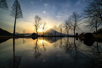 日の出前の富士山
