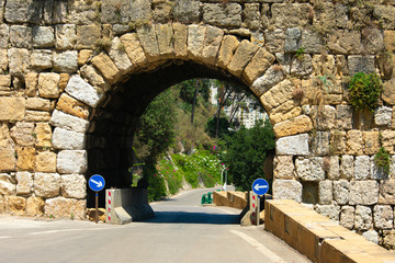 Obraz premium street through old roman aqueduct in the Beirut district of Hazmiyeh