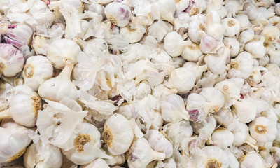 many heads of garlic on a bench in rio de janeiro.