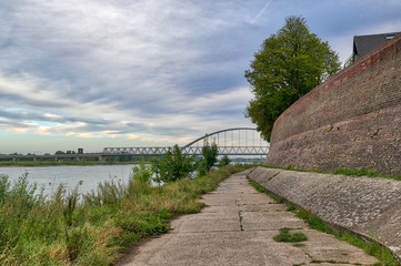 Wanderweg am Rhein bei Düsseldorf Hamm
