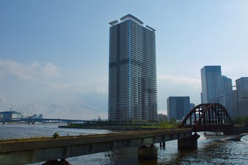 春海橋から見る春海と運河、東京湾の景色
古びた鉄橋と線路