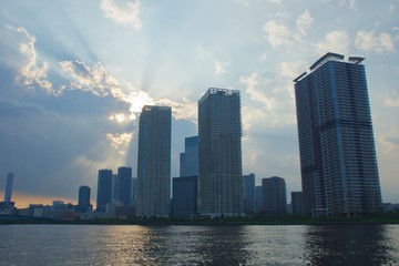 Obraz premium 春海橋公園からの晴海夕景 東京湾に射す薄明光線