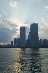 Obraz premium 春海橋公園より見る晴海の夕景 薄明光線 タワーマンション