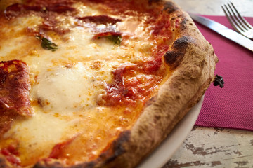 焼きたてのピザ