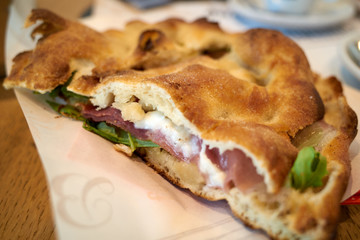 焼きたてのパニーニ