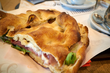 焼きたてのパニーニ