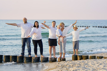 Freude im Urlaub - Familie am Meer