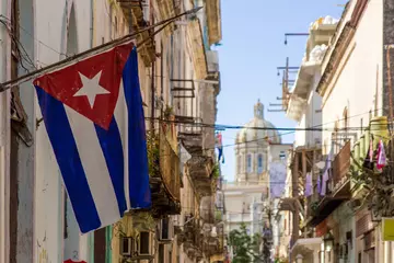 Foto op Canvas Cubaanse vlag op Havana Street © bruno