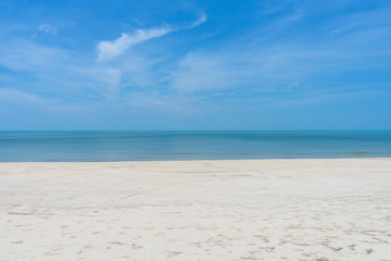 Fototapeta na wymiar Landscape of sky and sea on the beach.