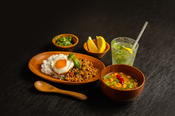 ガパオライス　タイ料理　 Phad Bai Gaprao Gai Sap Thai dish