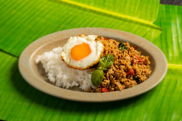 ガパオライス　タイ料理　 Phad Bai Gaprao Gai Sap Thai dish