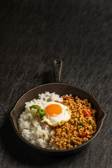 ガパオライス　タイ料理　 Phad Bai Gaprao Gai Sap Thai dish