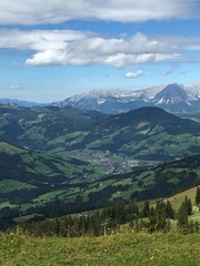 Tolle weite Landschaft mit Bergen und Wolken und grüne Landschaft 