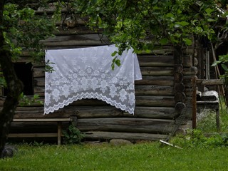 Holzhaus in Sarema mit Tischdecke zum Trocknen.