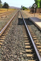 Obraz premium Speed sign limited to 120 km per hour next to train tracks