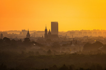 Wschód słońca z Fort Bodzów z widokiem na Kraków. Kościół Mariacki. Unity. Mgła. Polska
