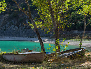 Vecchie barche in riva al lago
