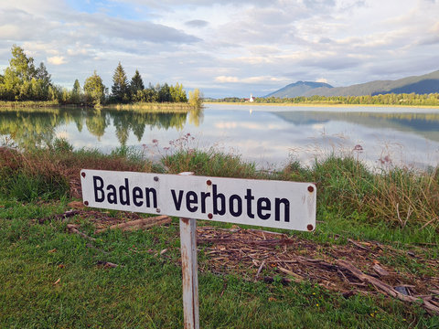 hinweisschild baden verboten am forggensee in bayern