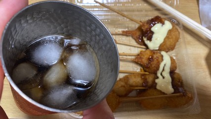 ハイボールとスーパーで買った惣菜の串揚げで晩酌。おうち時間