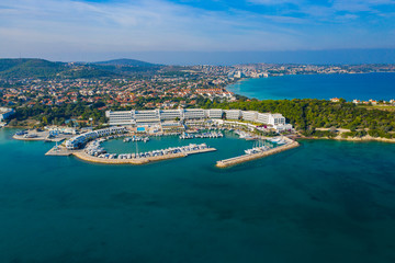 Fototapeta premium Çeşme Altınyunus Hotel & Yacht Marina Drone Aerial
