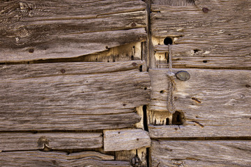 Vieille porte en bois avec serrure et poignée métallique