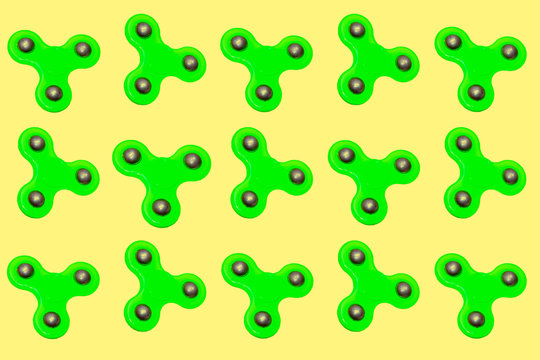 Pattern with a green spinner on a yellow background.