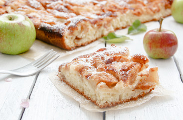 Stück Apfelkuchen Blechkuchen Apfel Äpfel Tisch Brett