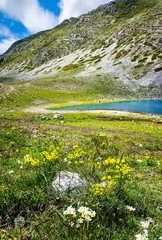panorama del lago della duchessa, di colore blu intenso