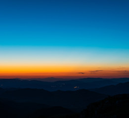 Fototapeta premium tramonto dalla vetta di monte autore, con poche nuvole nel cielo