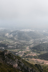 Paisaje de montañas con niebla