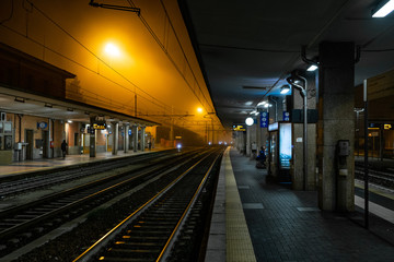 stazione ferroviaria di ferrara immersa nella nebbia della sera