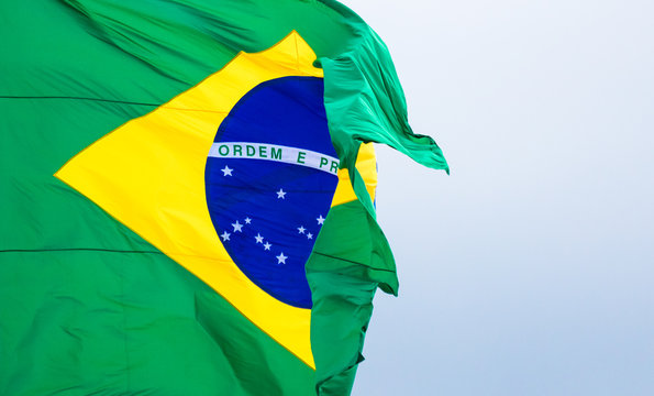 Close up da bandeira do Brasil ao vento