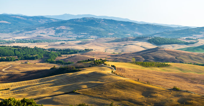 panorama delle colline della val d'orcia al tramonto, con l'agriturismo terrapille, dove &egrave; stata girata l'ultima scena del gladiatore