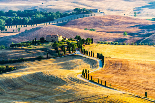 panorama delle colline della val d'orcia al tramonto, con l'agriturismo terrapille, dove &egrave; stata girata l'ultima scena del gladiatore