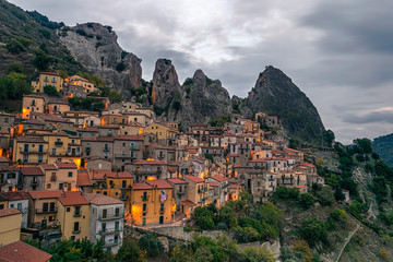 veduta del paese di castelmezzano, con le dolomiti lucane sullo sfondo, all'orario del tramonto