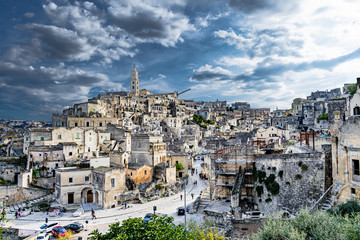 Fototapeta premium veduta dei sassi di matera di giorno, con cielo parzialmente nuvoloso