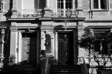 Prächtige alte Haustüren eines renovierten Altbau im strahlenden Sonnenschein im Westend von...