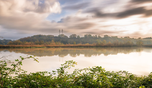 lunga esposizione all'alba sul fiume tevere nella riserva naturale di nazzano tevere farfa