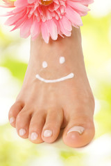 Fuß mit Blume und Gesicht