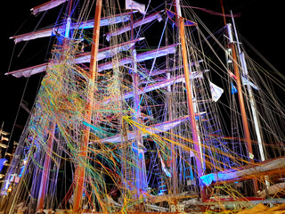 Die Hansesail am Warnowufer mit Riesenrad, Segelschiffen Karussells ist das größte Stadtfest der...