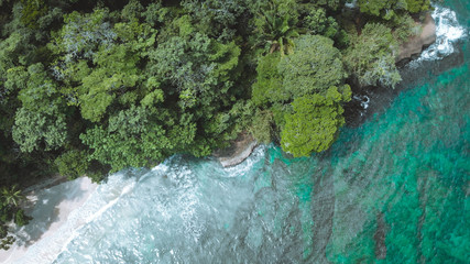 Felsige Küste am Rande des Urwalds in Costa Rica aus der Vogelperspektive