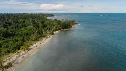 Fototapeta na wymiar Traumhafter Strand in Costa Rica aus der Vogelperspektive