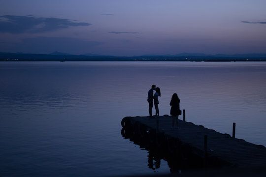 Romántico anochecer, pareja besándose en la albufera de valencia