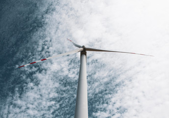 Blue sky in eco country © Mefik