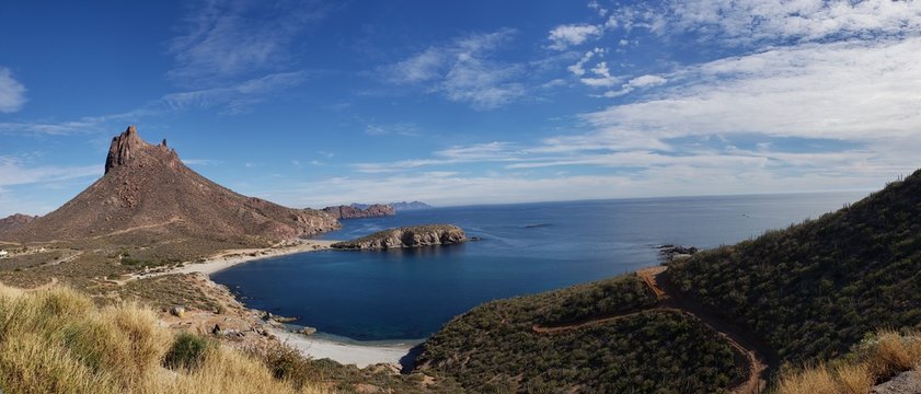 Vista del cerro del Tetakawi y el mar en San Carlos Guaymas, Sonora, M&eacute;xico