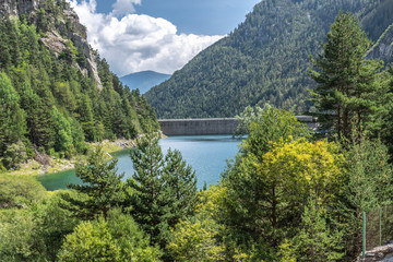 Fototapeta na wymiar Lac dans les Alpes