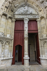 Picturesque view of the XII century Romanesque style Eglise Collegiale on St Emilion’s Place Pierre Meyrat. Saint-Emilion, Aquitaine Region, Gironde Department, France, Europe.