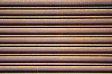 錆びの浮いた金属製シャッター