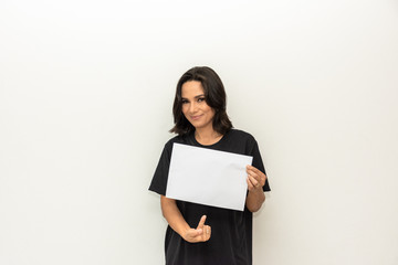 Mulher morena indica cartaz em branco 